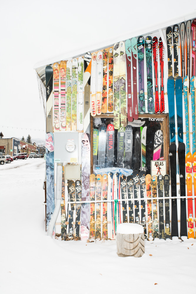 A building decorated with skis