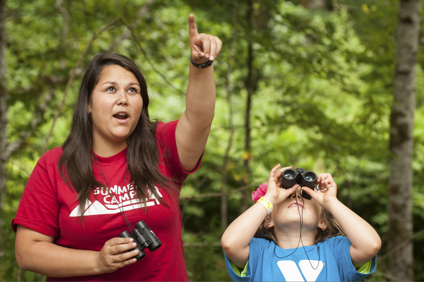 018-counselor-and-camper-using-binoculars