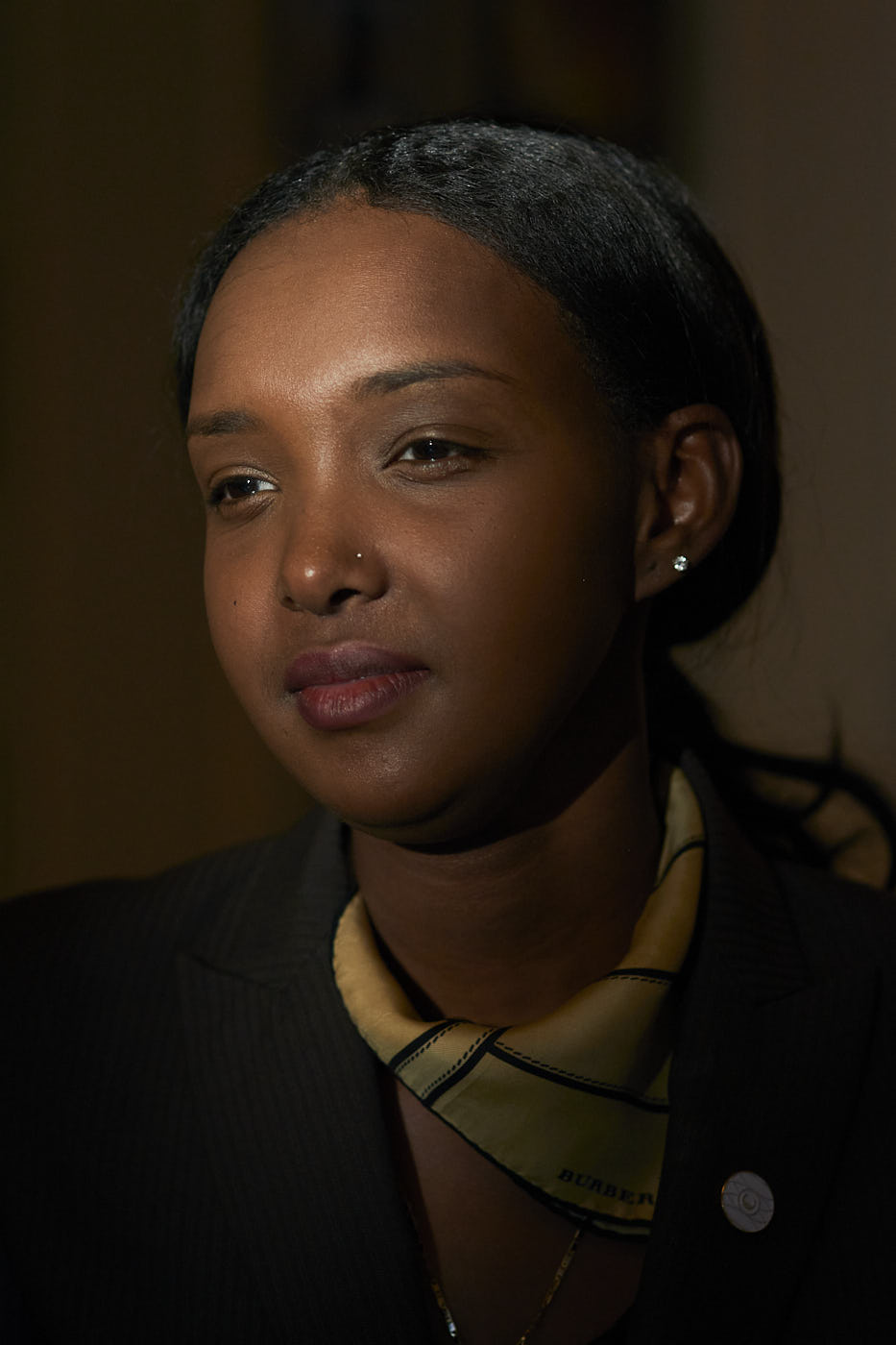 09-woman-in-contrasty-light-portrait