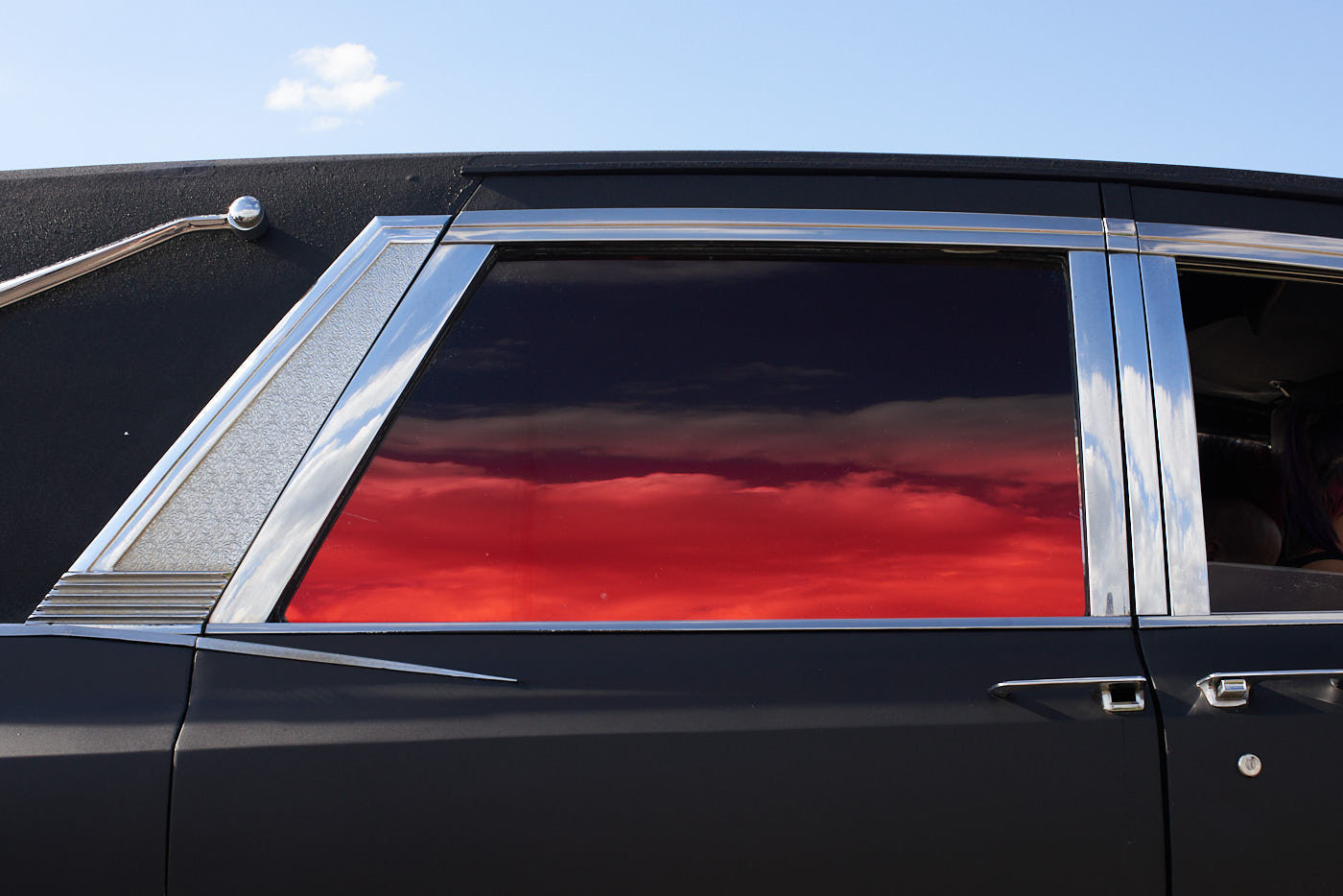 027-hearse-red-window