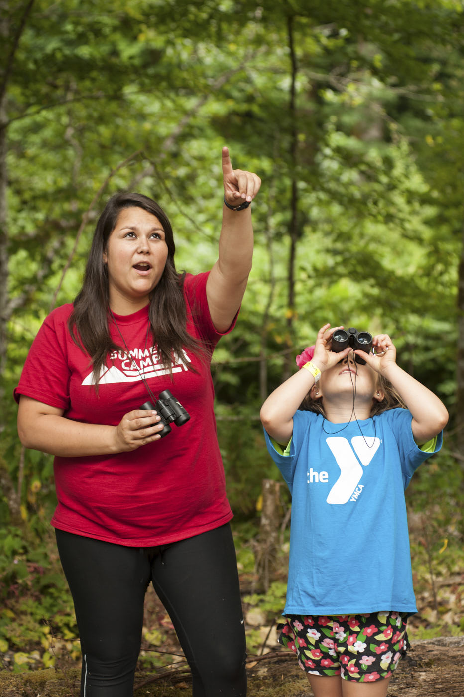 counselor-using-binoculars-with-camper