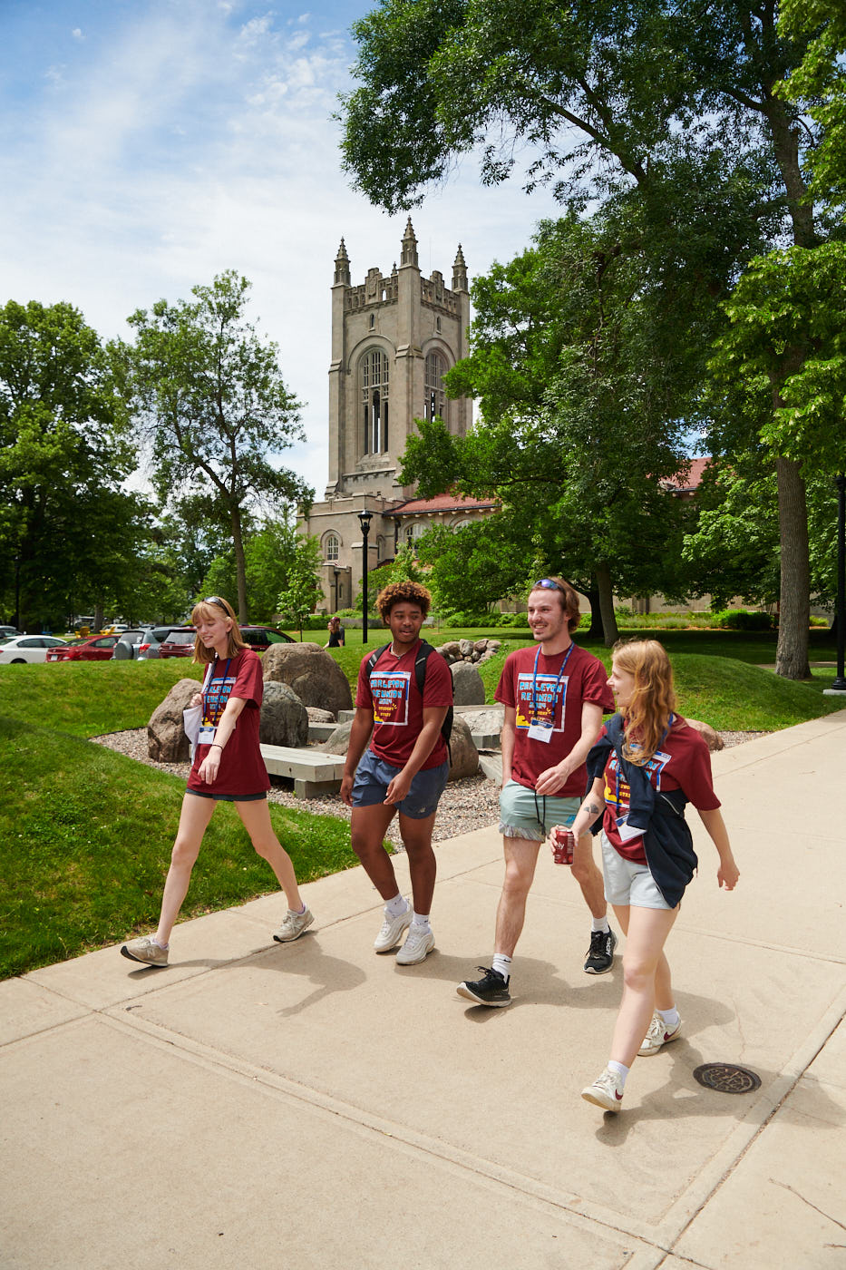education-college-students-walking-002